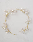 Coroncina con fiori madreperla, perfetta per essere abbinata a un velo da sposa elegante