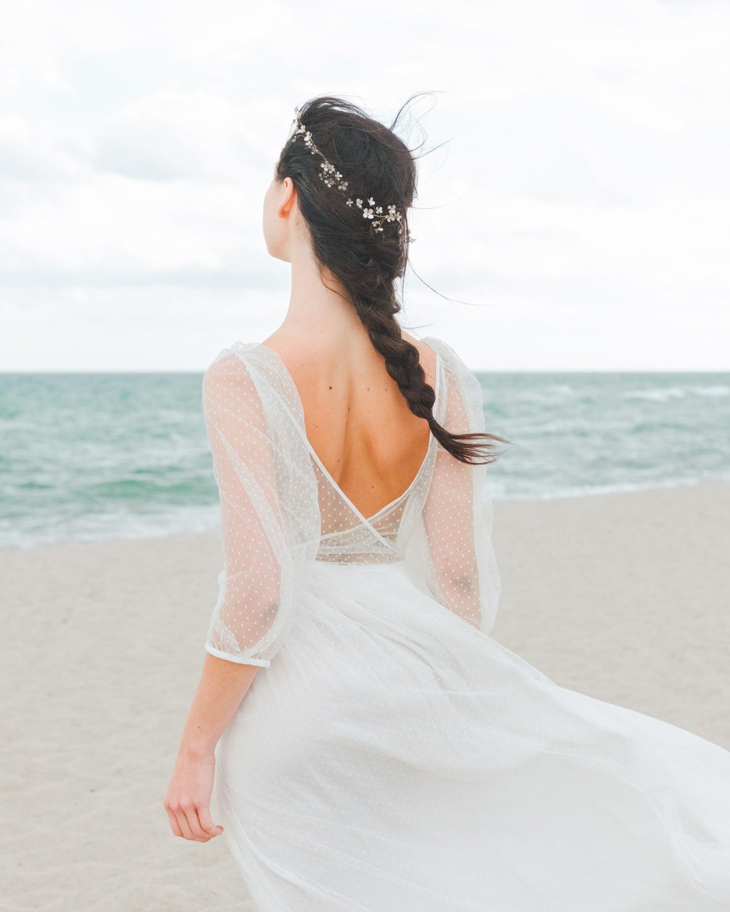 Coroncina con fiori madreperla, perfetta per un look da sposa delicato e senza tempo.