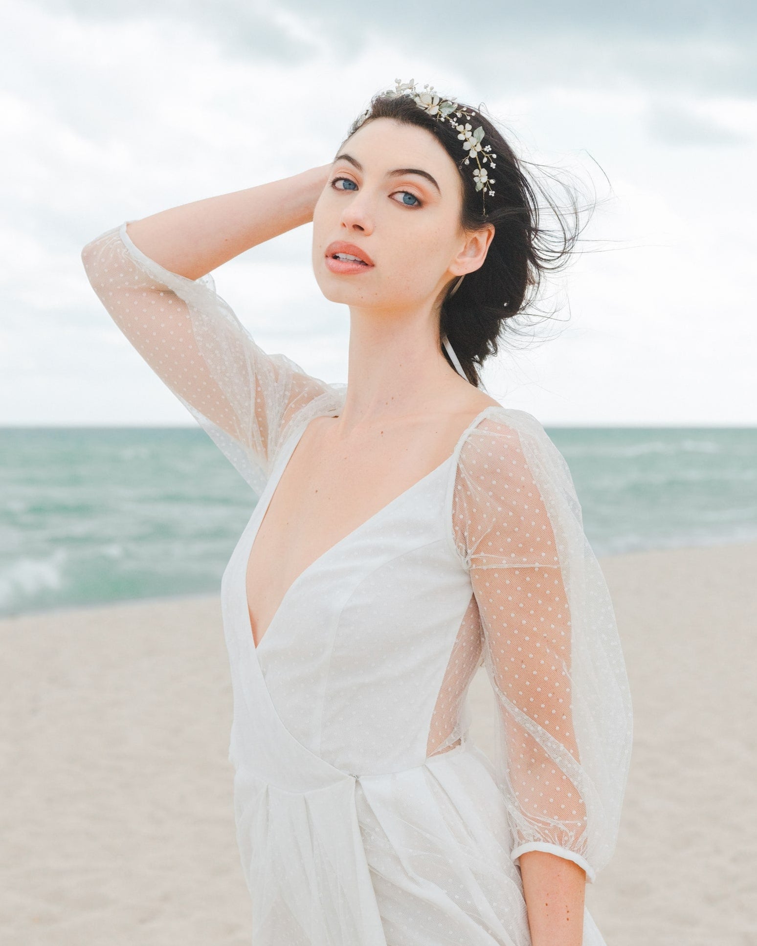 Coroncina con fiori rosa e foglie verdi, l’accessorio perfetto per un’acconciatura sposa semplice e naturale.