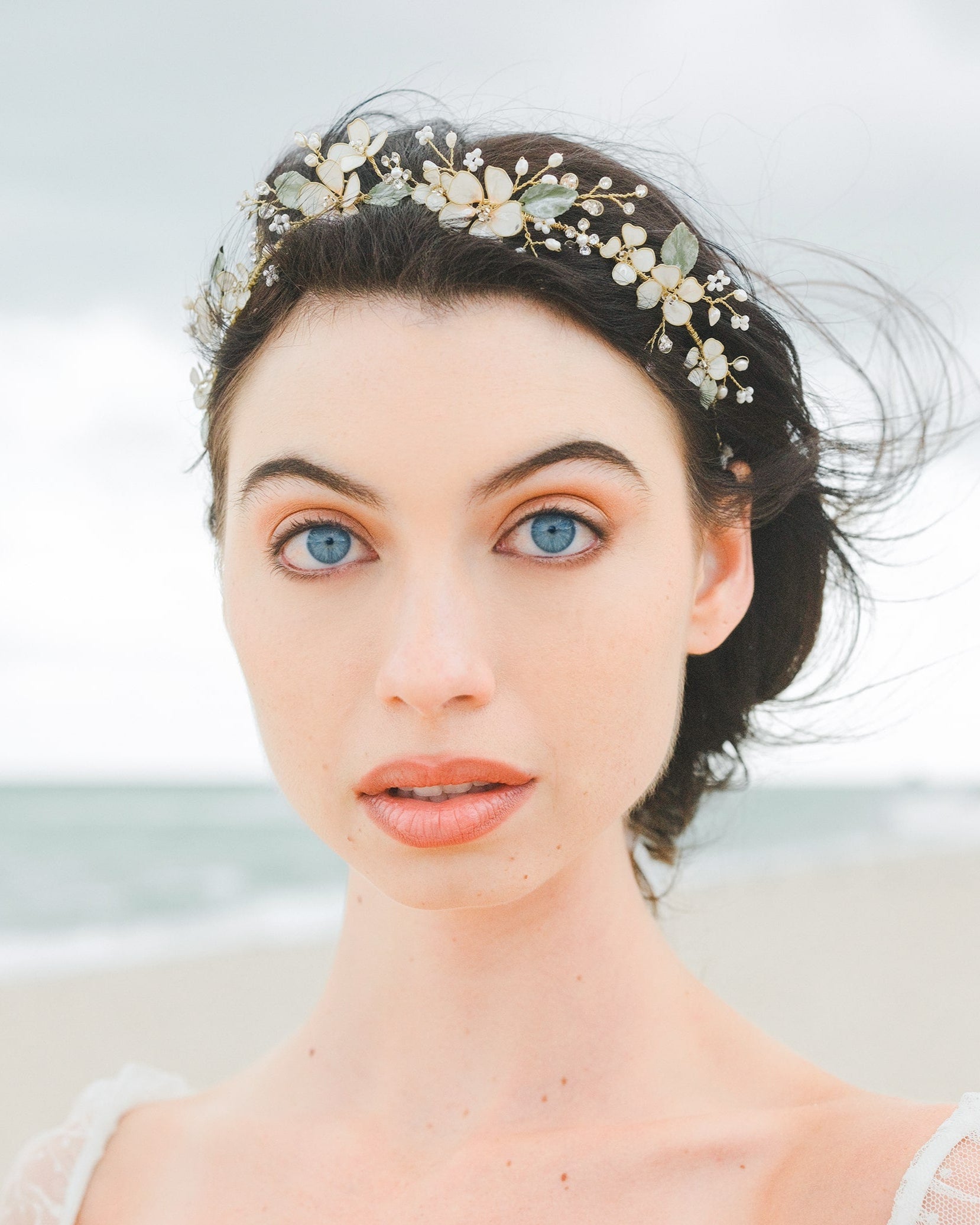 Coroncina boho da sposa con fiori rosa e foglie verdi, un accessorio che aggiunge eleganza e freschezza al look.