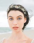 Coroncina boho da sposa con fiori rosa e foglie verdi, un accessorio che aggiunge eleganza e freschezza al look.