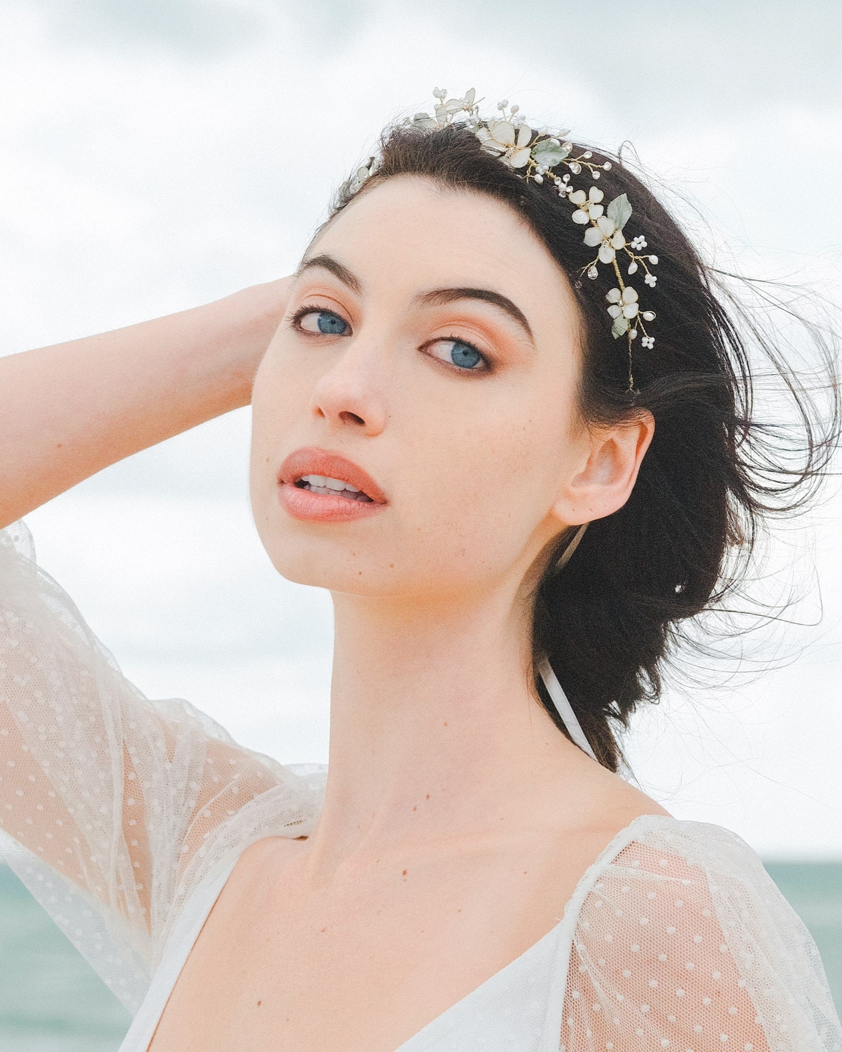 Coroncina di fiori rosa e foglie verdi, alternativa perfetta ai fiori freschi per acconciature da sposa eleganti.