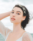 Coroncina di fiori rosa e foglie verdi, alternativa perfetta ai fiori freschi per acconciature da sposa eleganti.