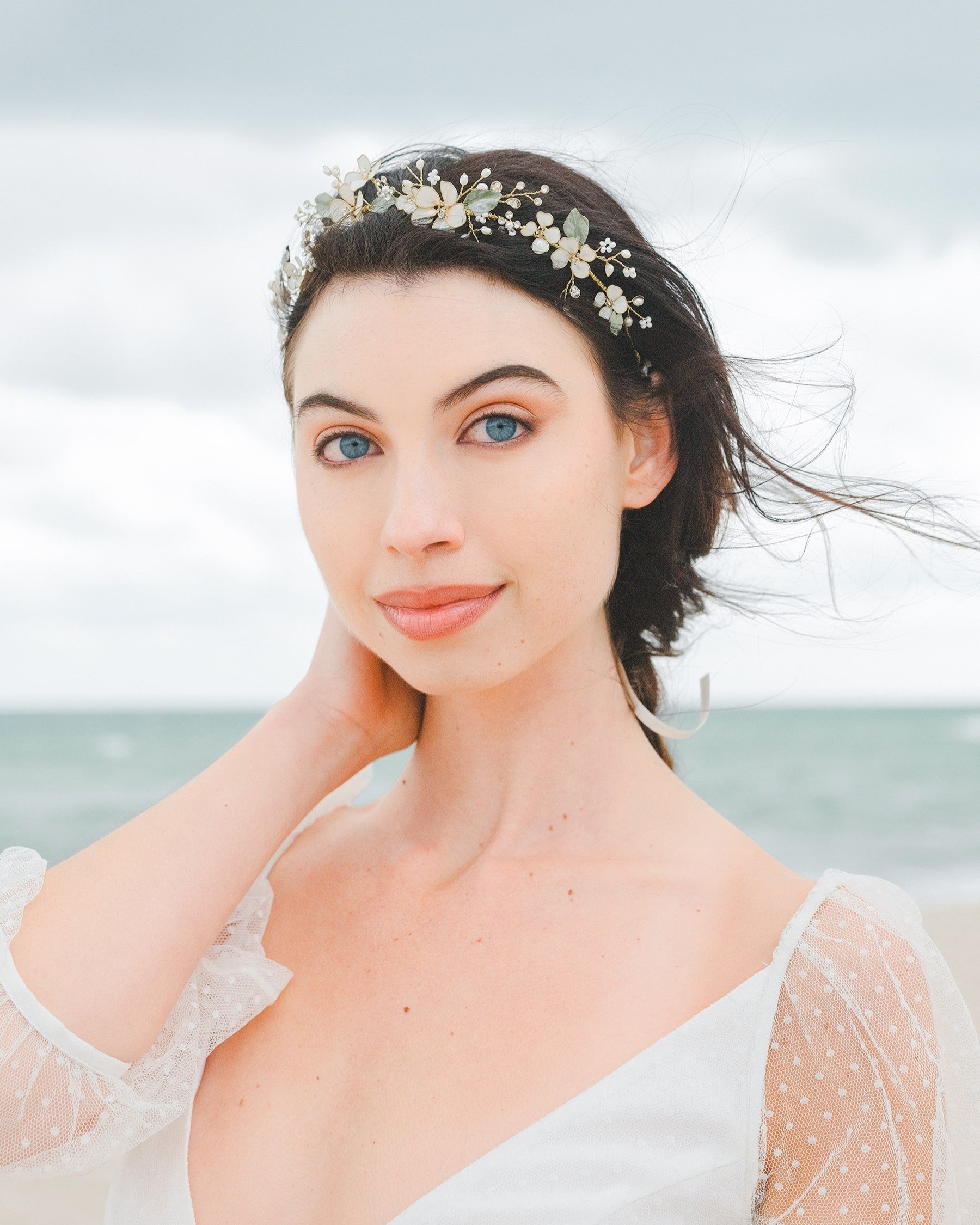 Coroncina da sposa con fiori rosa e foglie verdi, l’ideale per un matrimonio boho-chic e un look senza tempo.