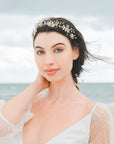 Coroncina da sposa con fiori rosa e foglie verdi, l’ideale per un matrimonio boho-chic e un look senza tempo.