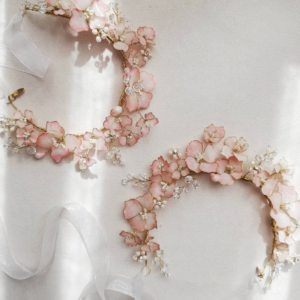 Due coroncine floreali da sposa in tonalità rosa, ricche di fiori modellati a mano per un look romantico e femminile.