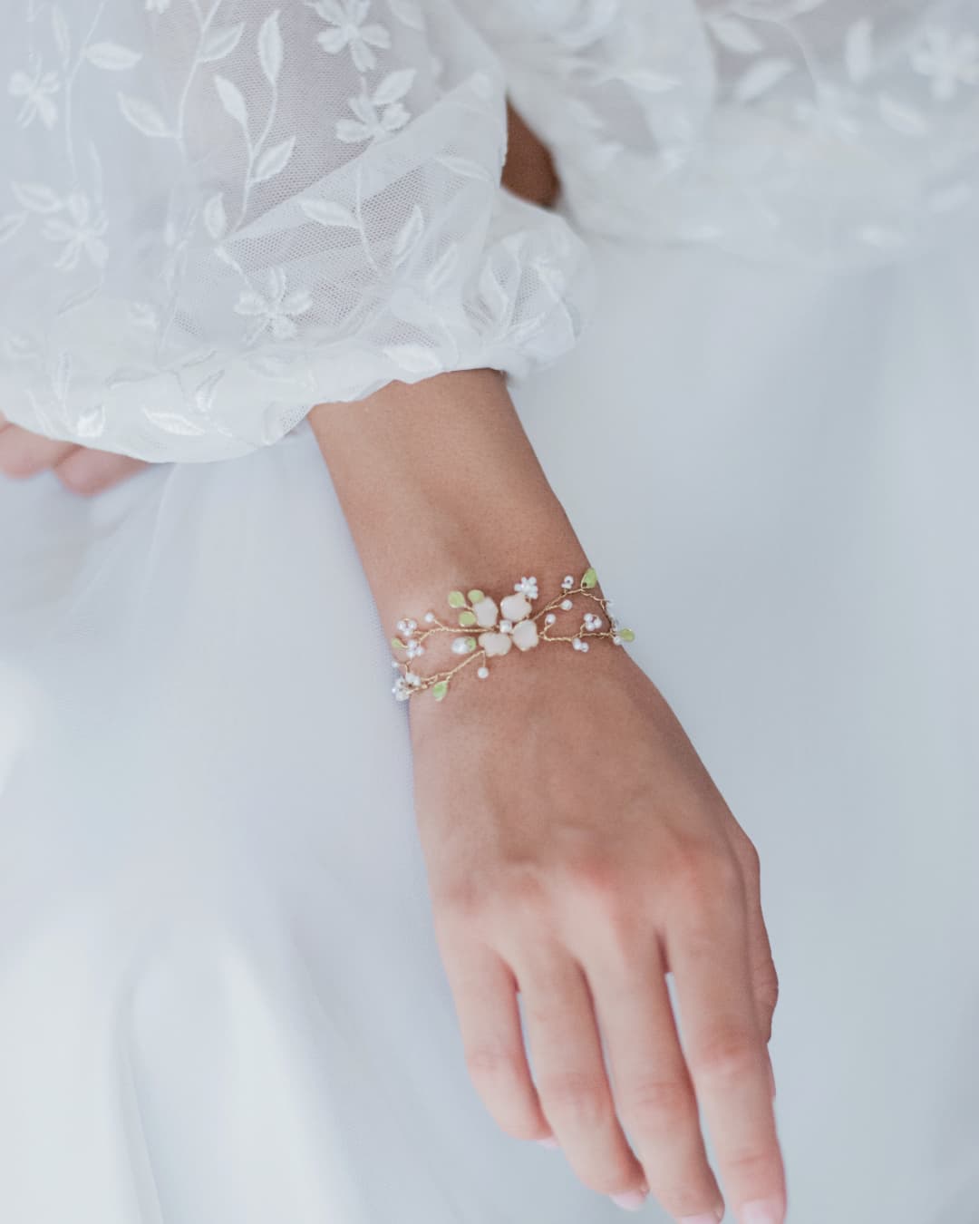 Dettaglio dell'intreccio artigianale del bracciale Anthis che mostra la brillantezza dei cristalli e la delicatezza dello smalto.