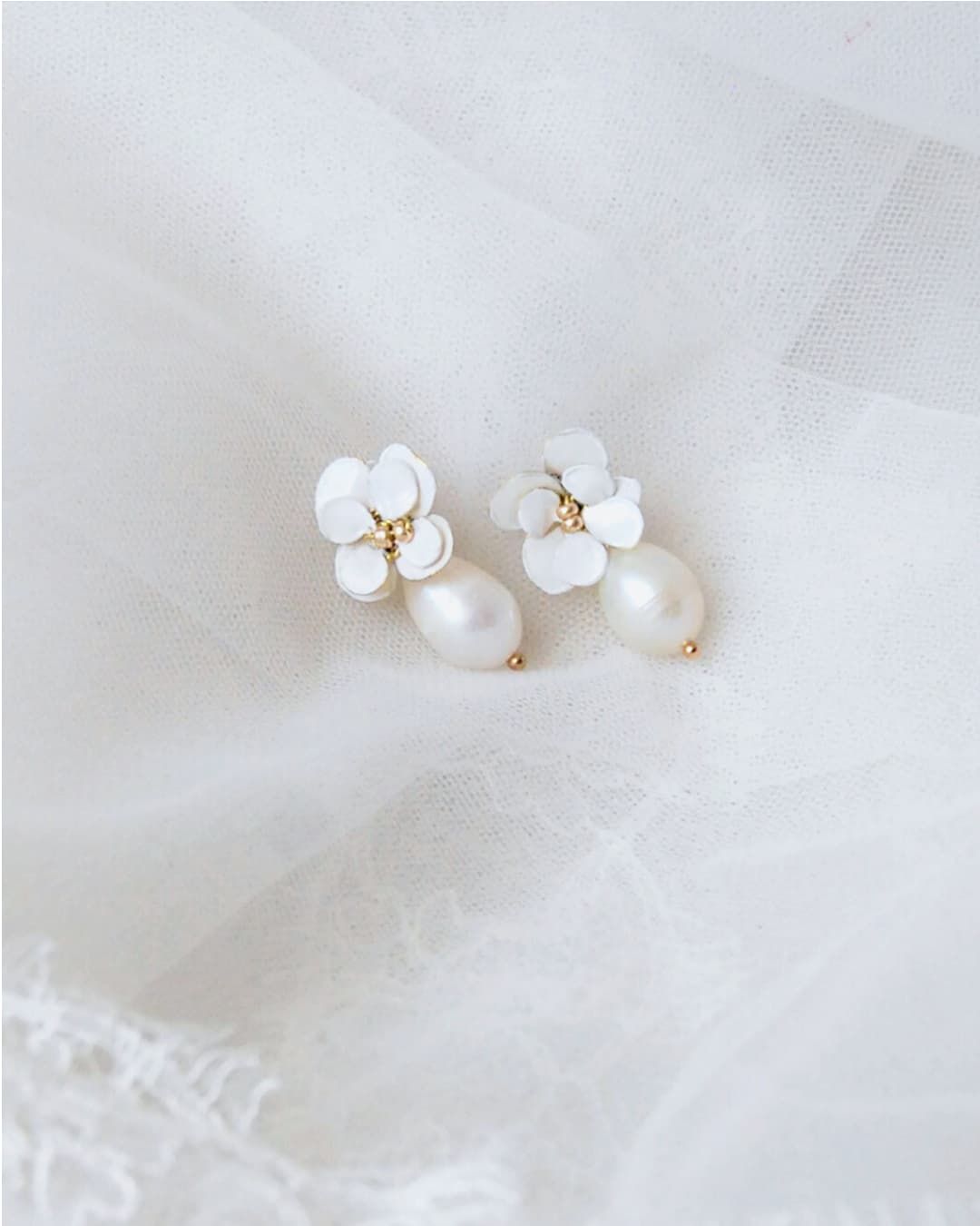 Primo piano della lavorazione artigianale dei petali degli orecchini Peonia Biancoluce Elibre.