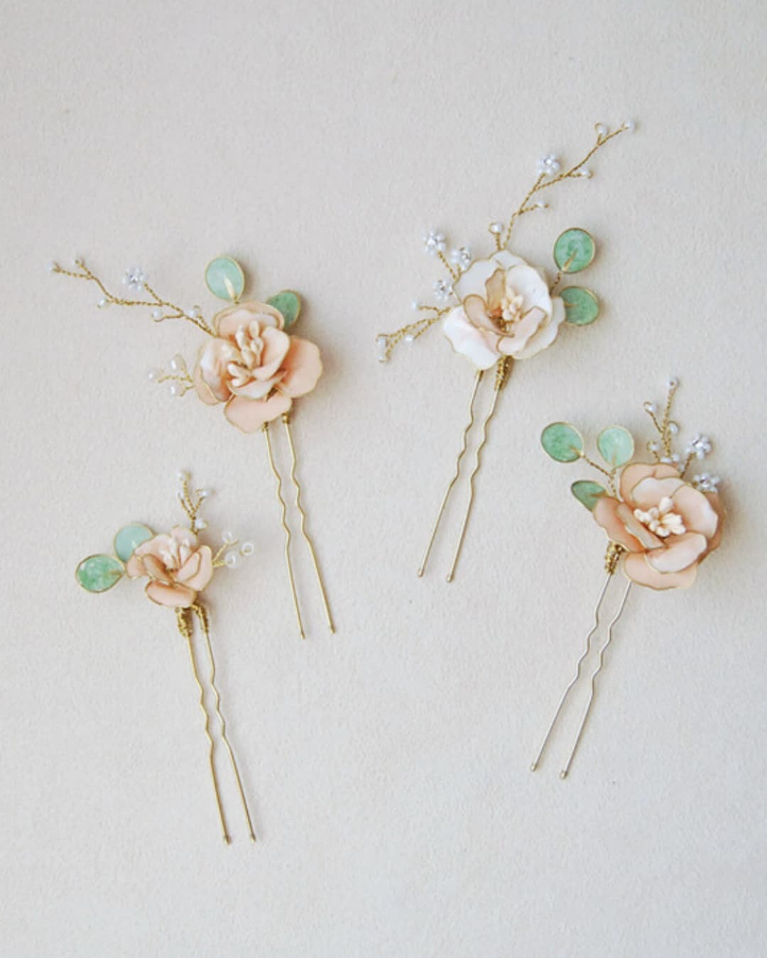 Primo piano della peonia modellata a mano con sfumature rosa cipria e centro luminoso.