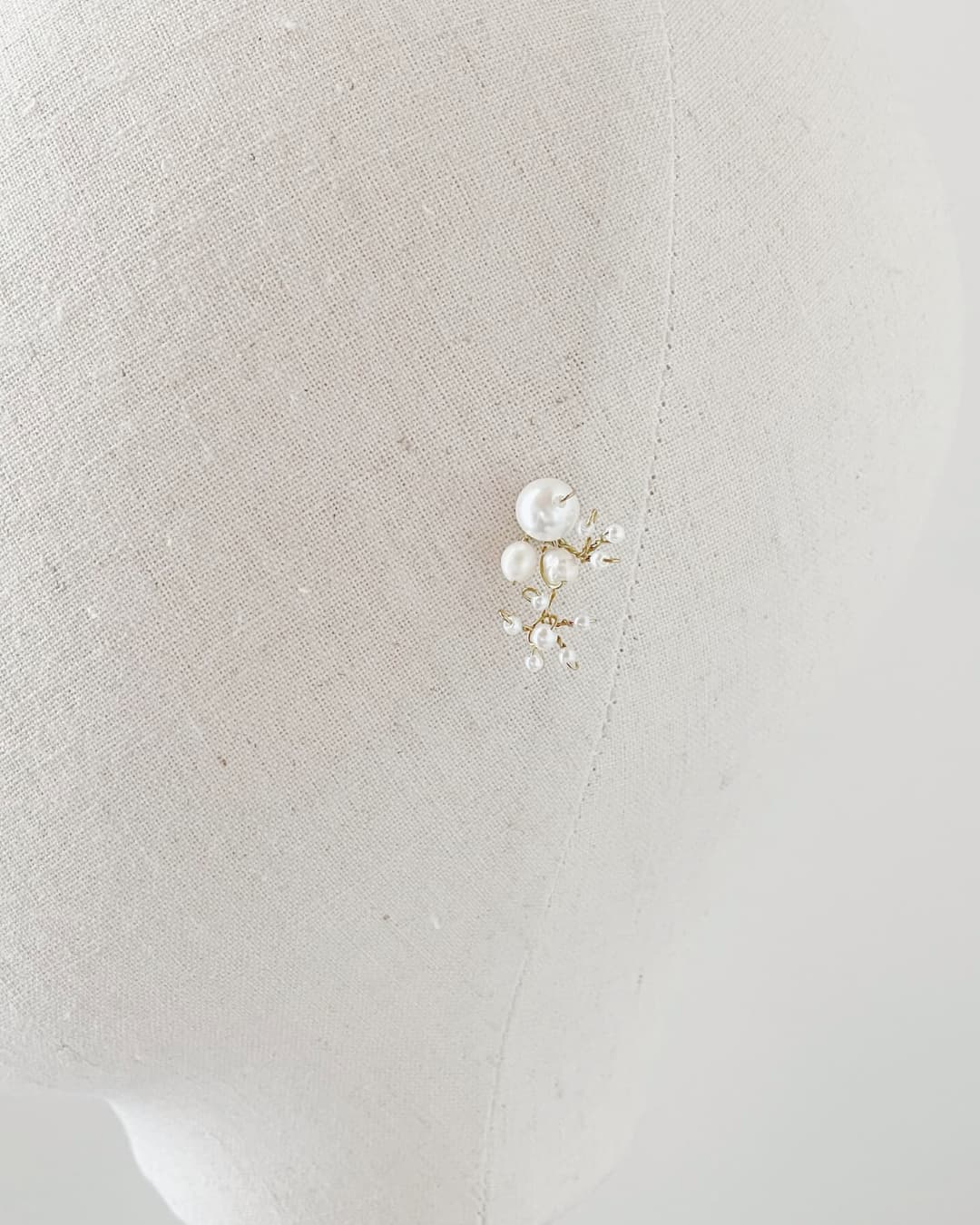 Macro degli orecchini Perle d'Acqua che mostra la qualità delle perle naturali e l'intreccio manuale.