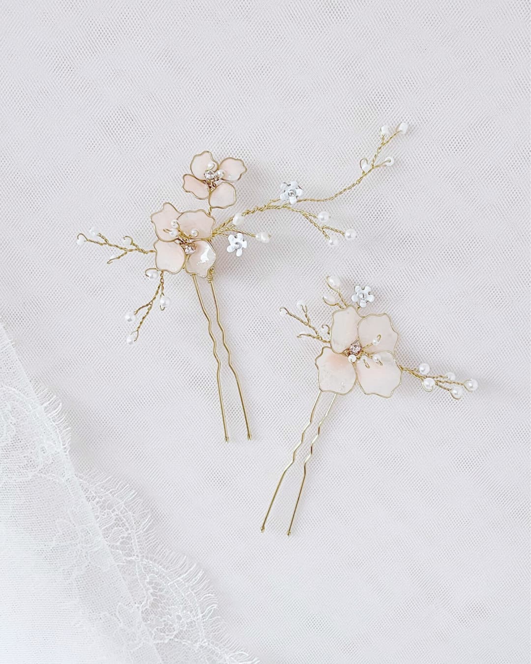 Dettaglio tralci flessibili forcine fiori di ciliegio modellati a mano in oro e rosa