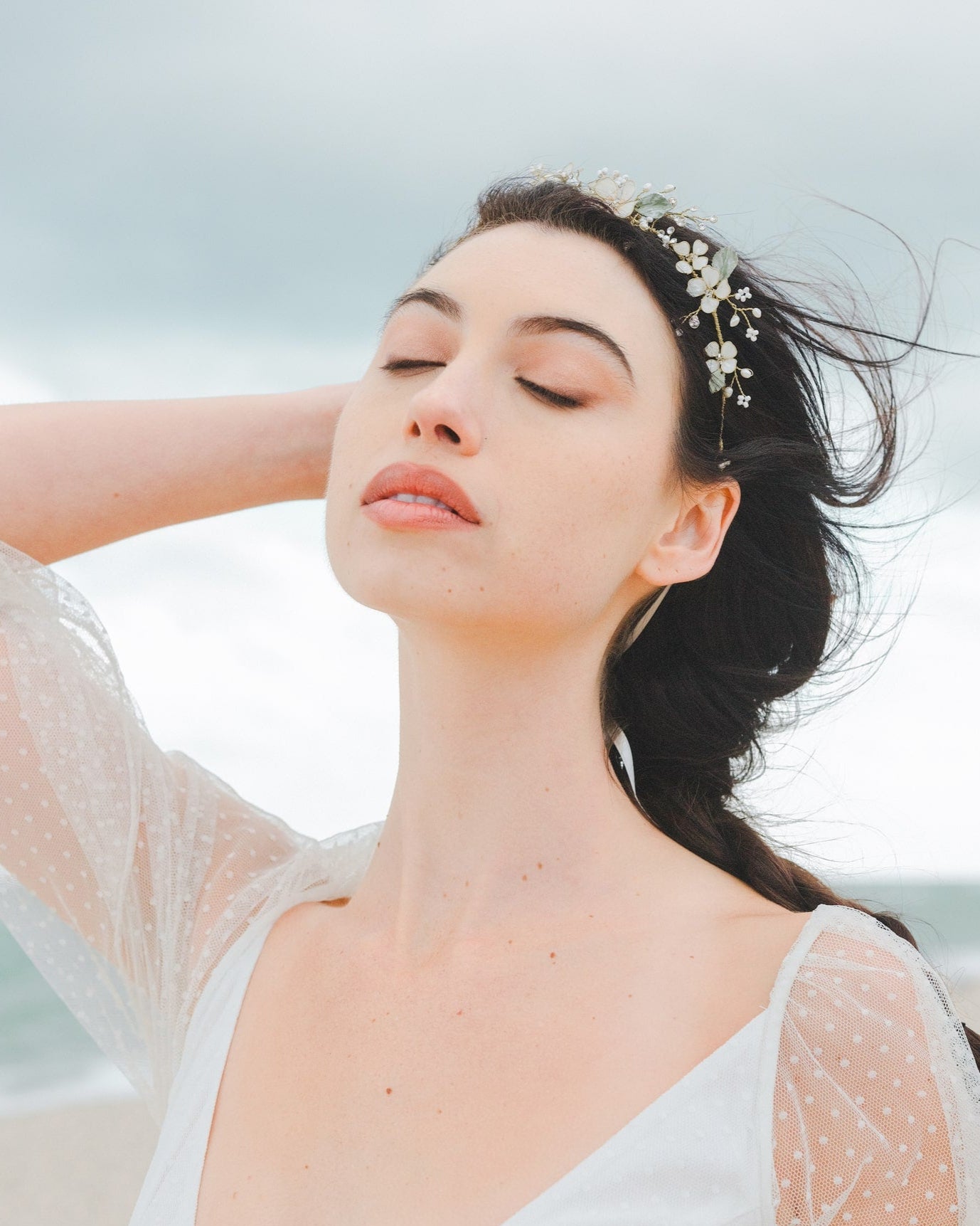 Diadema con fiori rosa e foglie verdi, un accessorio ideale per spose che desiderano un look fresco e naturale.