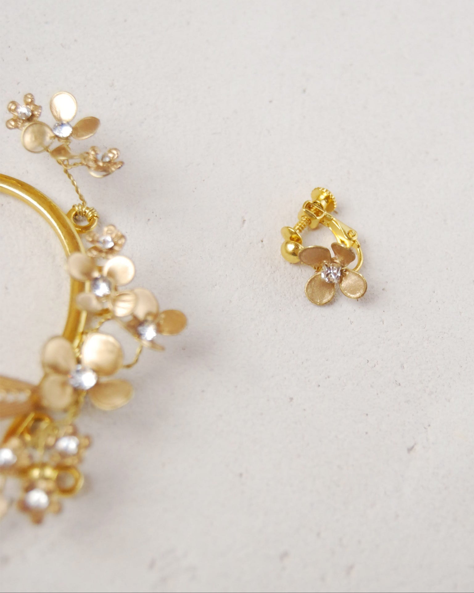 Accessorio da matrimonio: ear cuff floreale dorato per un look unico.