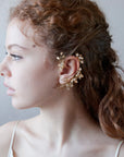 Ear cuff floreale dorato, perfetto per spose eleganti e moderne.