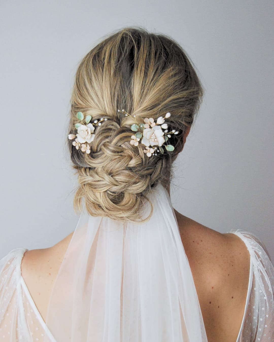 Accessori per capelli sposa di alta gamma Elibre realizzati a mano con fiori di seta e materiali pregiati.