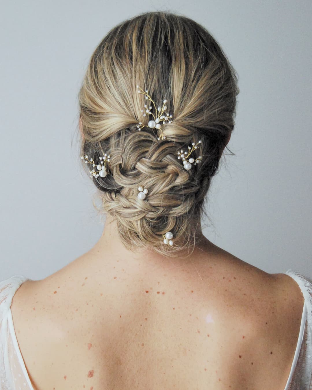 Accessori capelli sposa di lusso Elibre realizzati a mano con perle naturali e design botanico moderno.