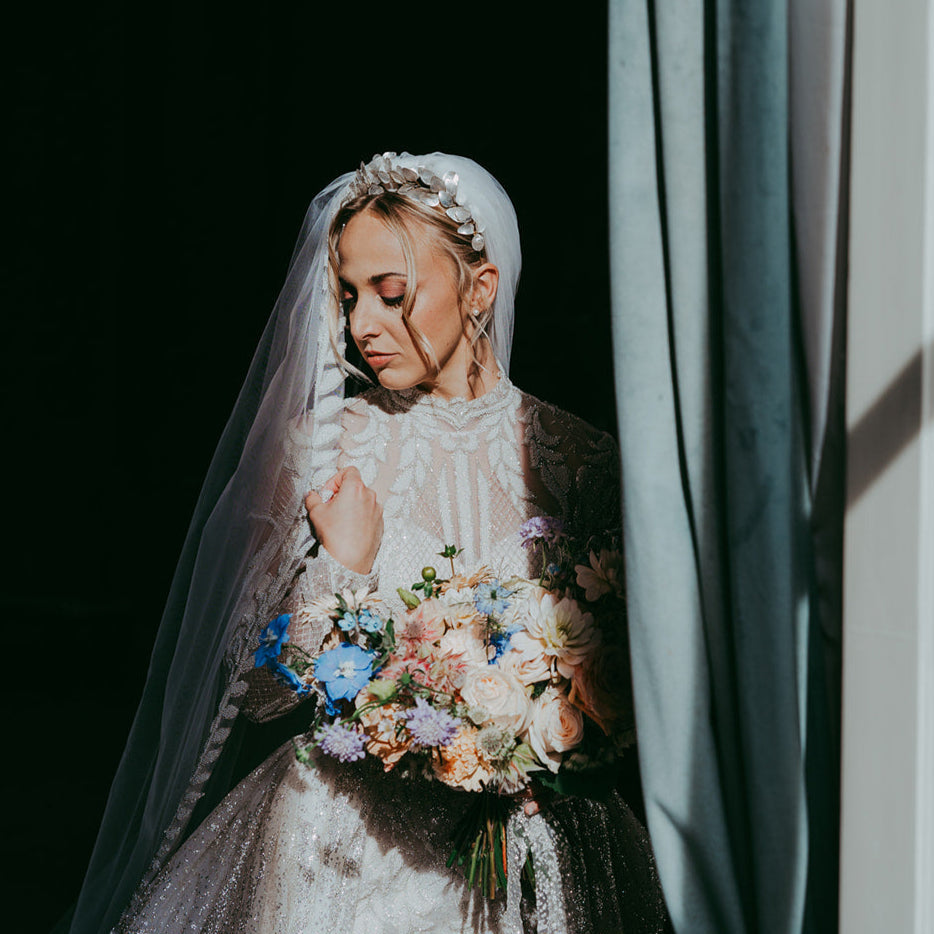 Sposa Elibre nel giorno del matrimonio con corona su misura realizzata a mano