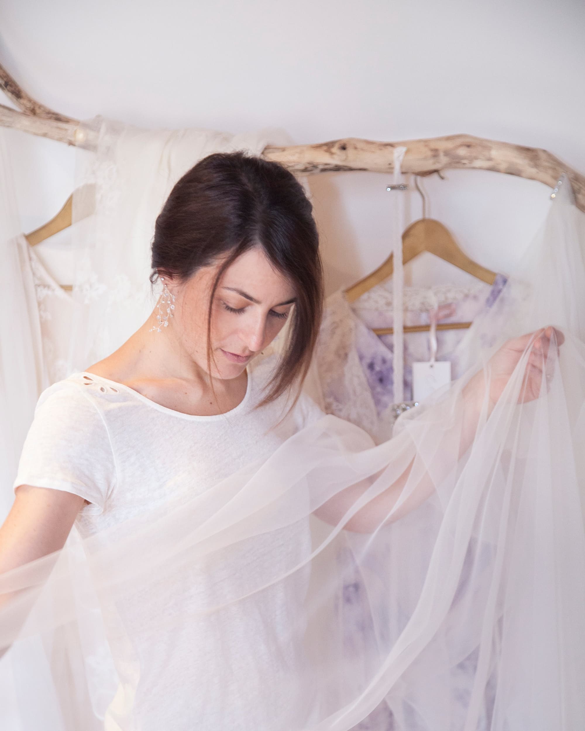 scopri dietro le quinte dell'atelier Elibre e la realizzazione degli accessori da sposa più raffinati