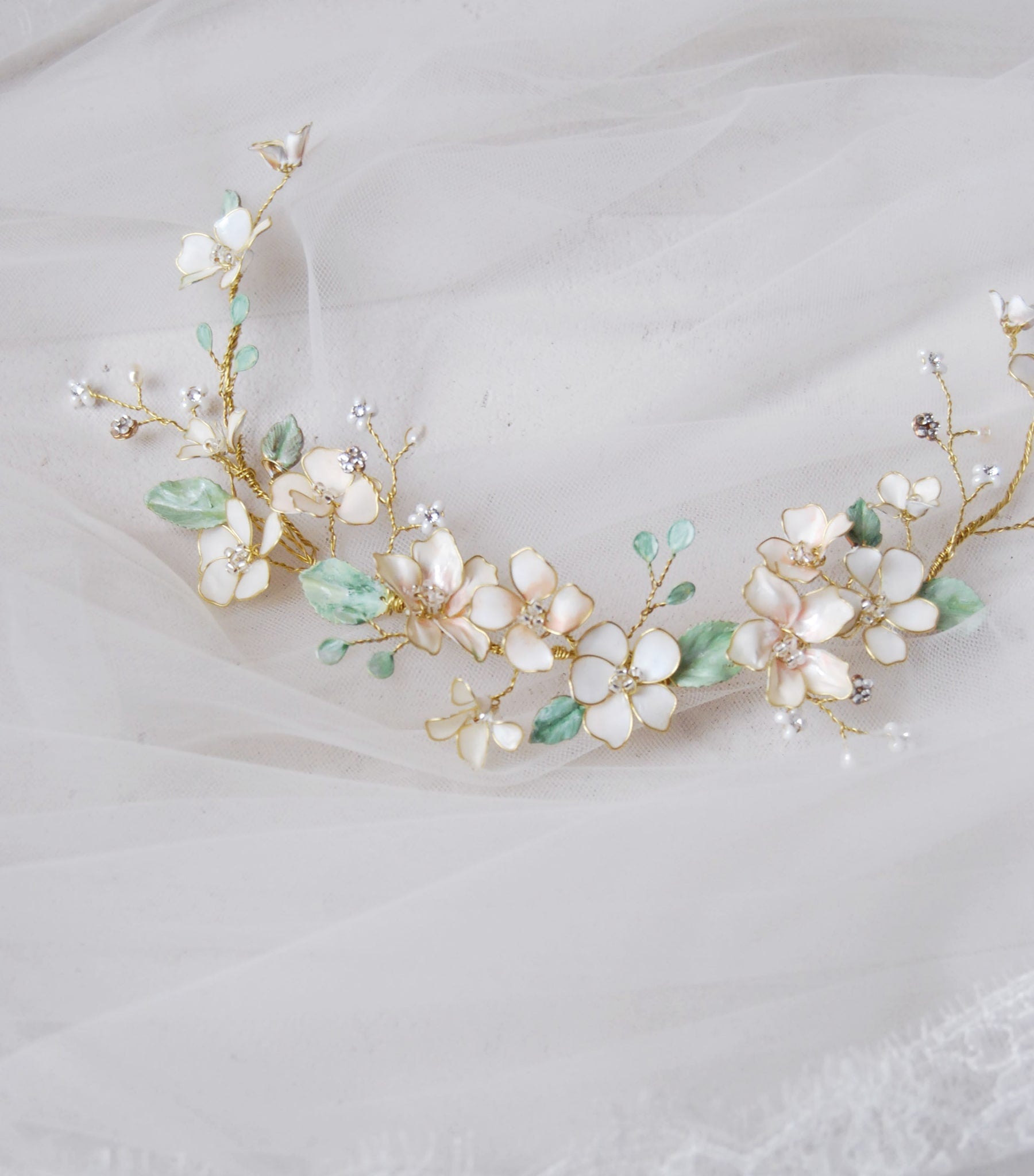 Fermaglio romantico con foglie e fiori, ideale per matrimoni Bohemian chic.