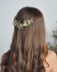 Fermaglio in stile bohemien con fiori e foglie, per spose che amano la natura e la poesia nei dettagli.