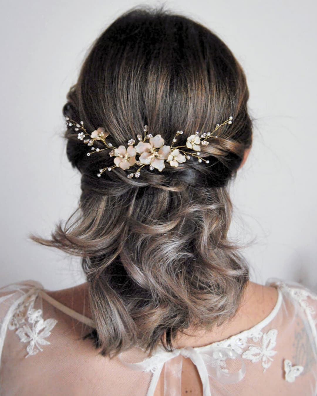 Accessorio botanico flessibile e modellabile per decorare trecce o raccolti sposa romantici.
