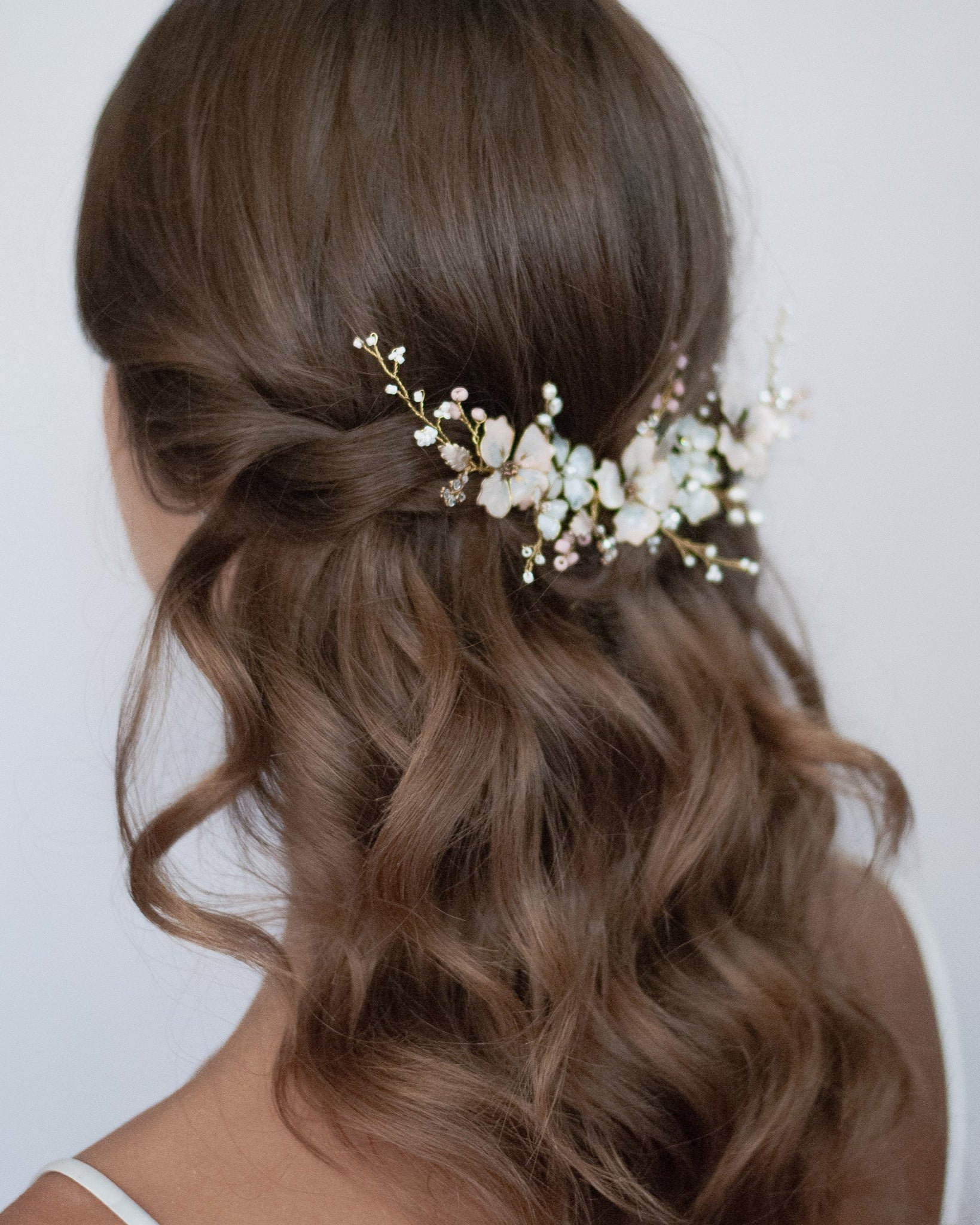 Fermaglio d’ispirazione botanica con fiori lilla e rosa, ideale per raccolti morbidi in stile boho.