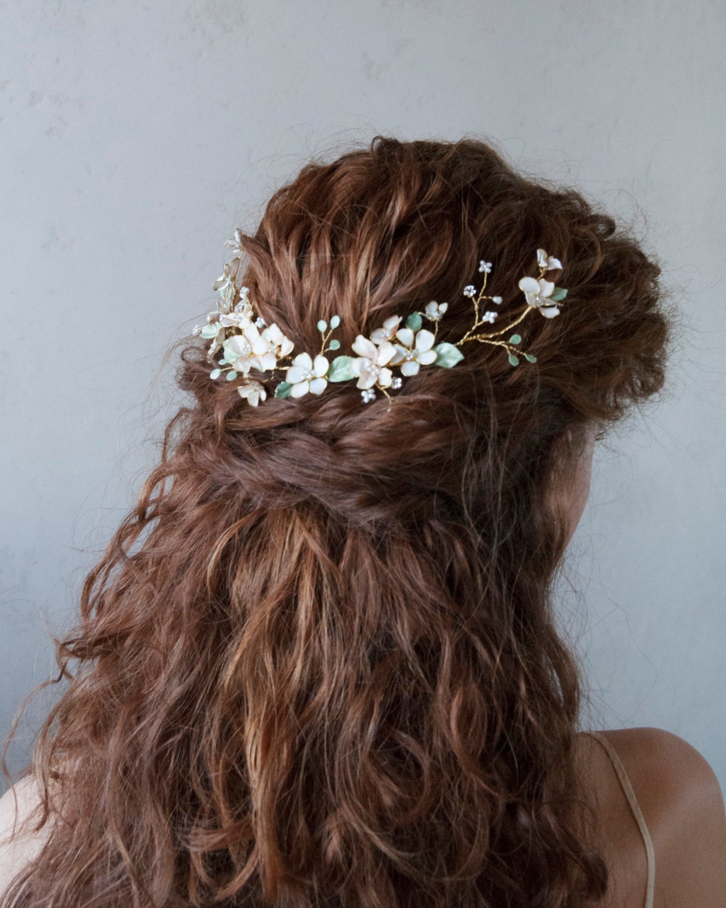 Fermaglio capelli floreale, perfetto per una sposa boho chic e un look naturale.