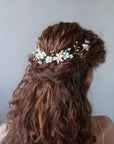 Fermaglio capelli floreale, perfetto per una sposa boho chic e un look naturale.