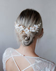 Fermaglio per capelli decorato con peonie bianche e fiorellini, perfetto per cerimonie.