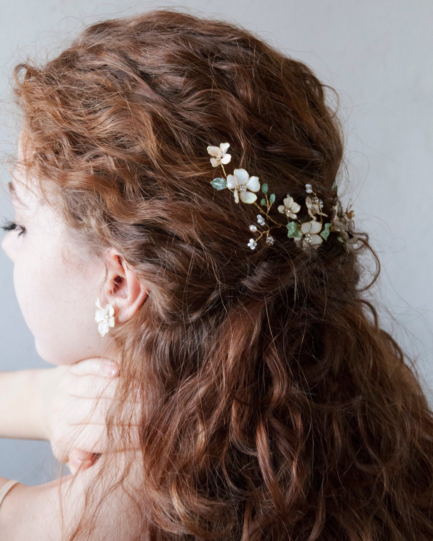 Fermaglio per capelli con foglie e fiori, design rampicante per un matrimonio elegante.