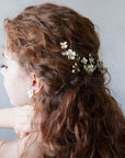Fermaglio per capelli con foglie e fiori, design rampicante per un matrimonio elegante.