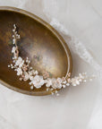 Fermaglio per capelli con fiori satinati rosa, ideale per un look da sposa romantico e delicato.