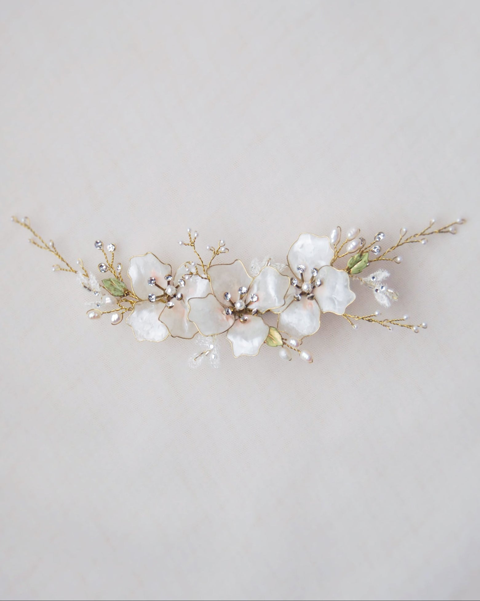 Fermaglio fleur de lune per capelli sposa con fiori e foglie in pizzo