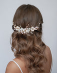 Un accessorio sposa dai dettagli artigianali, con fiori rosa e lavanda per un tocco di colore elegante.