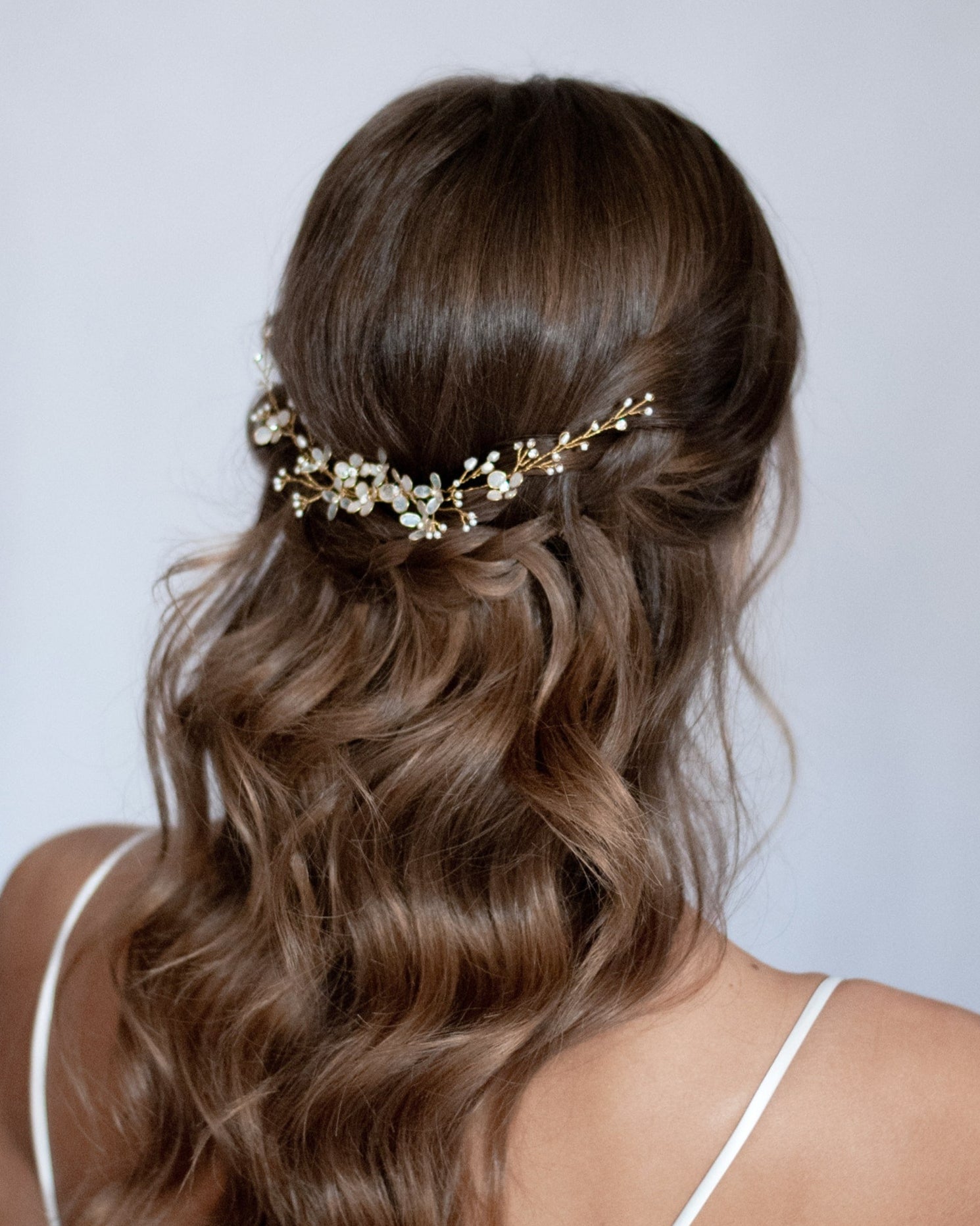 Fermaglio floreale con cristalli e fiori delicati, perfetto per chignon e onde morbide da sposa.