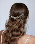 Fermaglio floreale con cristalli e fiori delicati, perfetto per chignon e onde morbide da sposa.