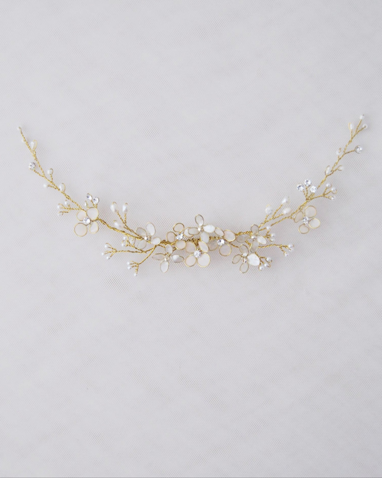 Fermaglio lucea gioiello con fiorellini e cristalli Swarovski, per un look sposa elegante e luminoso.