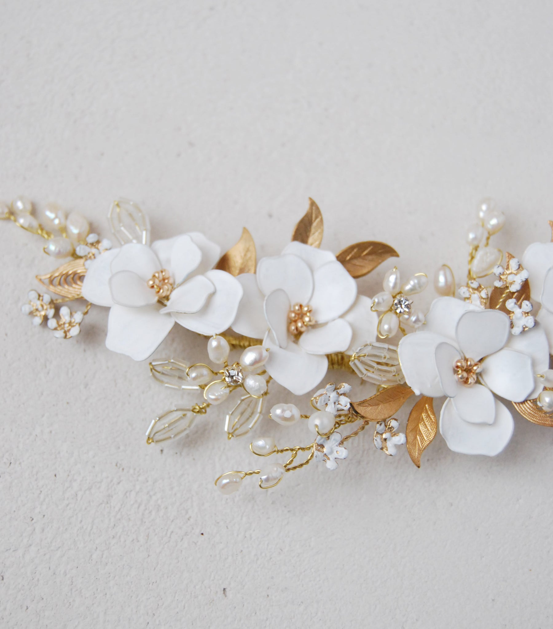 Fermaglio da matrimonio con peonie bianche e fiorellini, ideale per un look romantico.