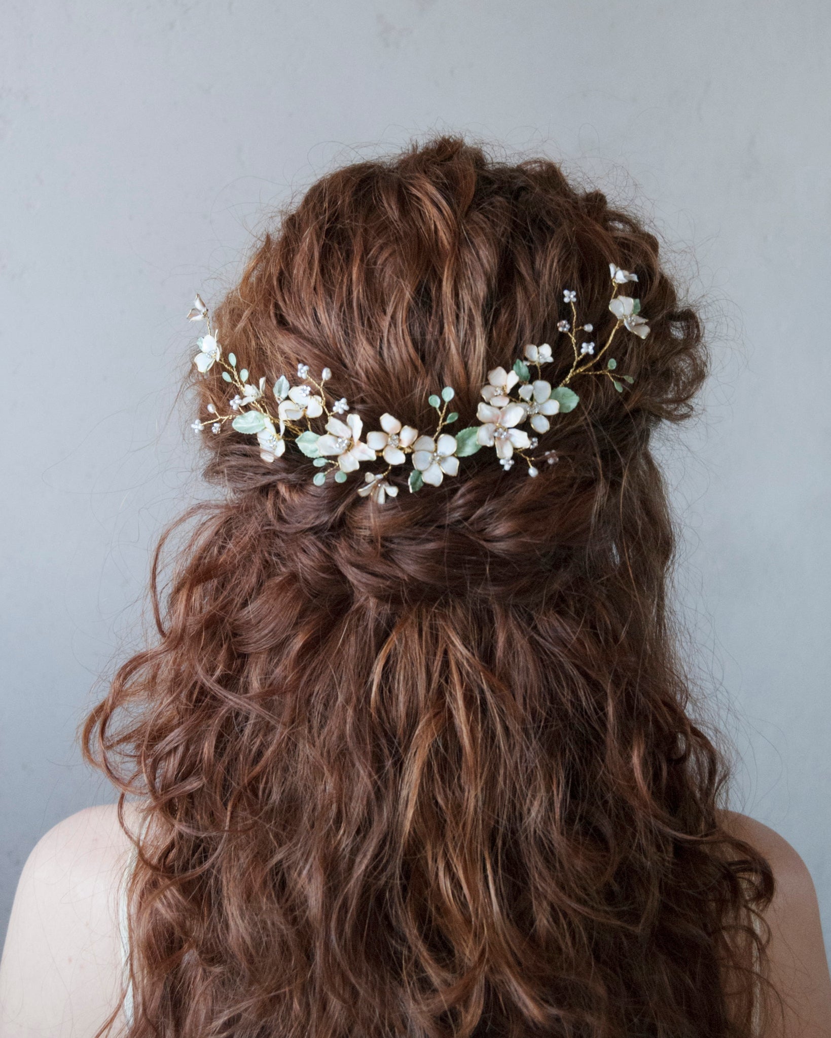 Fermaglio rampicante decorato con foglie e fiori, ideale per un matrimonio Bohemian.