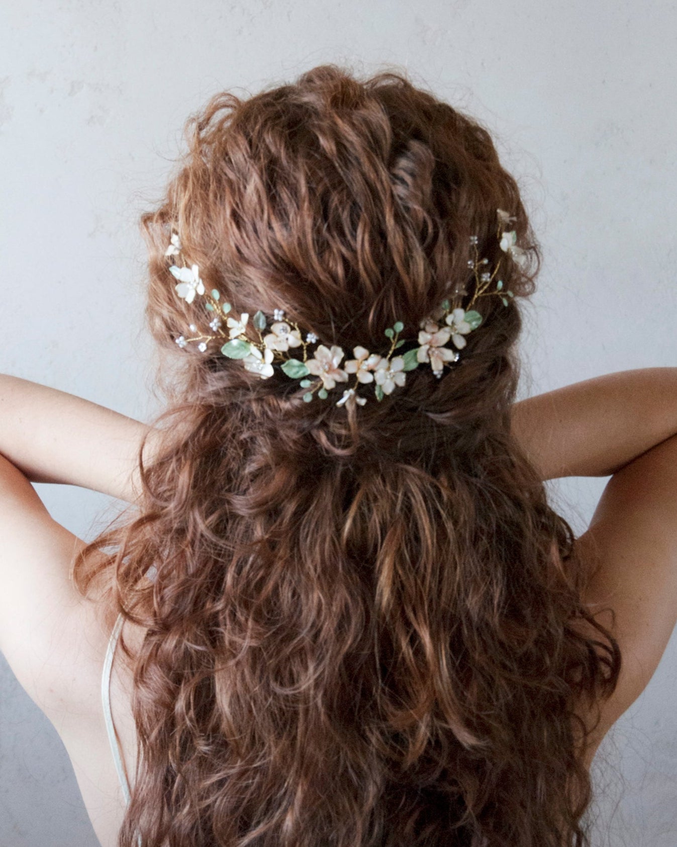 Fermaglio floreale con foglie e fiori, stile boho chic per sposa alternativa.