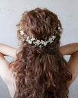 Fermaglio floreale con foglie e fiori, stile boho chic per sposa alternativa.