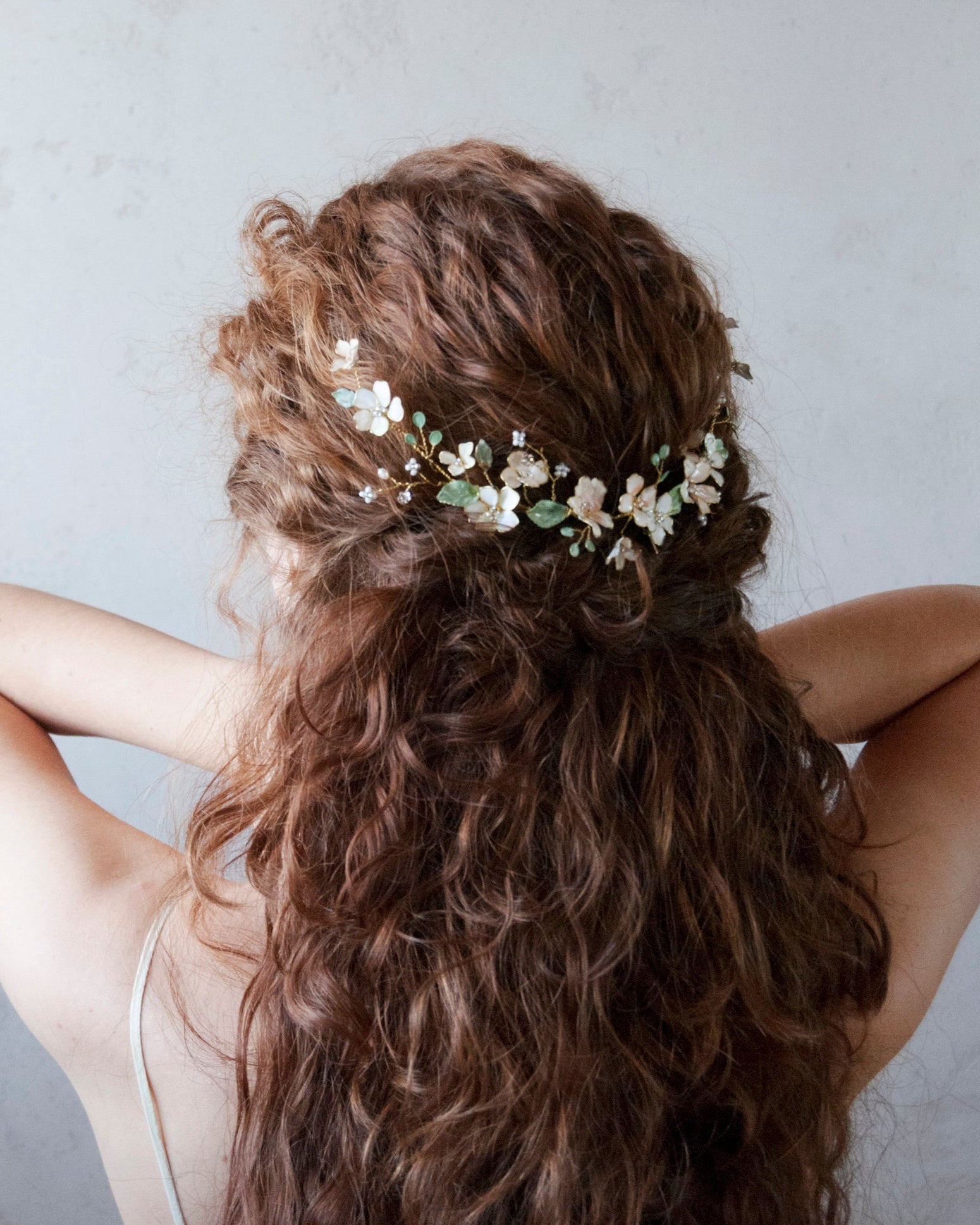 Fermaglio rampicante con foglie e fiori, ideale per una sposa boho chic.