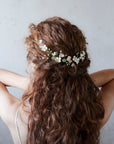 Fermaglio rampicante con foglie e fiori, ideale per una sposa boho chic.