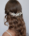 Fermaglio floreale in toni pastello rosa e lavanda, perfetto per look da sposa raffinati e sognanti.