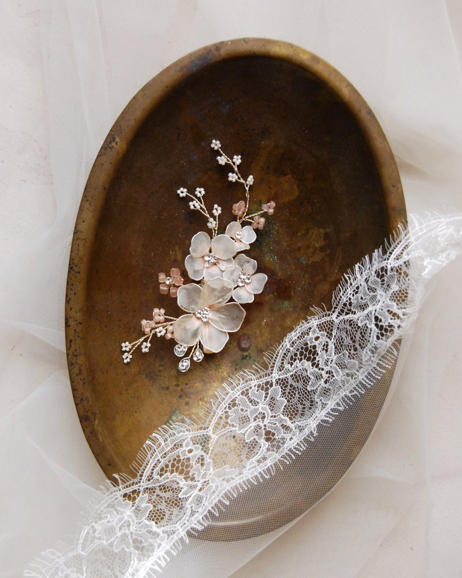 Fermaglio capelli sposa con fiori rosa satinati e cristalli Swarovski modellabili.