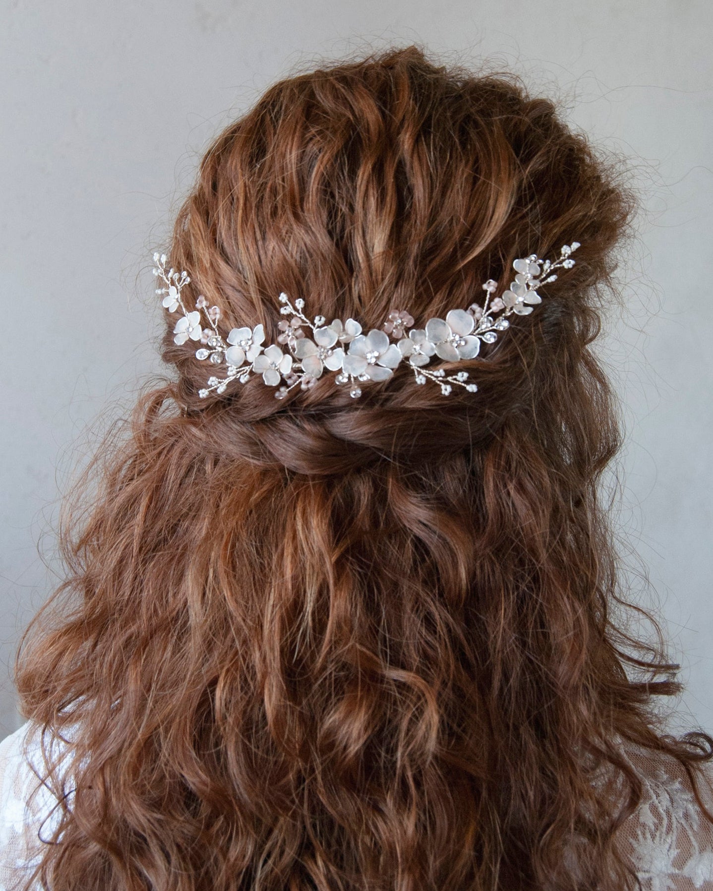 Fermaglio con dettagli satinati rosa, ideale per acconciature da matrimonio.