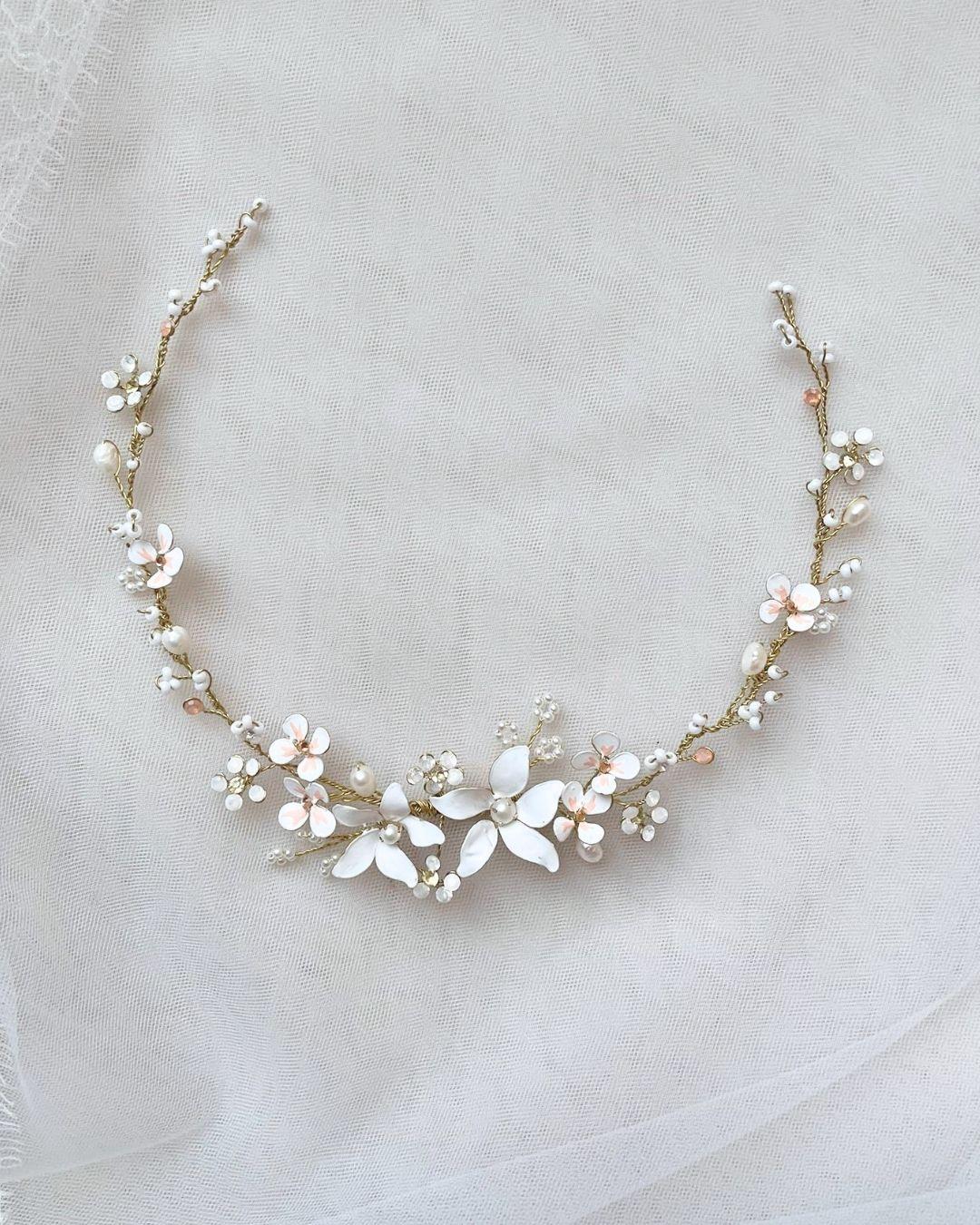Fermaglio sposa Neroli dal design botanico con fiori ispirati alle zagare e perle naturali su fondo bianco.