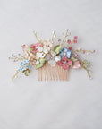 Fermaglio colorato con fiori di campo delicati, per spose dallo spirito romantico e libero.