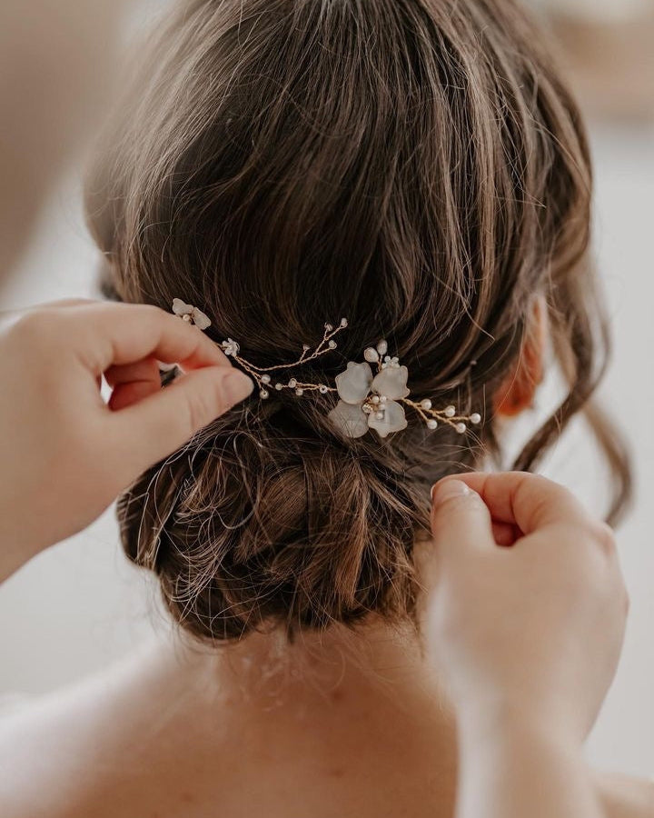 Fermaglio per capelli da sposa Elibre indossato su acconciatura raccolta, dettaglio artigianale