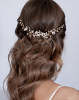 Fermaglio elegante con fiori e perle, ideale per acconciature da sposa luminose e romantiche.